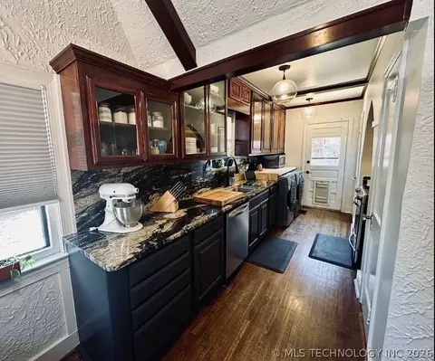 Kitchen - 2708 E 14th Pl, Tulsa, OK 74104 photo 2 of 6