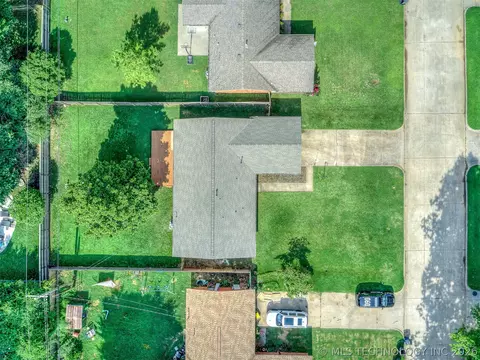 View/Area - 2486 E 54th St, Tulsa, OK 74105 photo 2 of 7