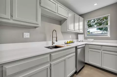 Kitchen - 1321 E 38th Place B, Tulsa, OK 74105 photo 4 of 5