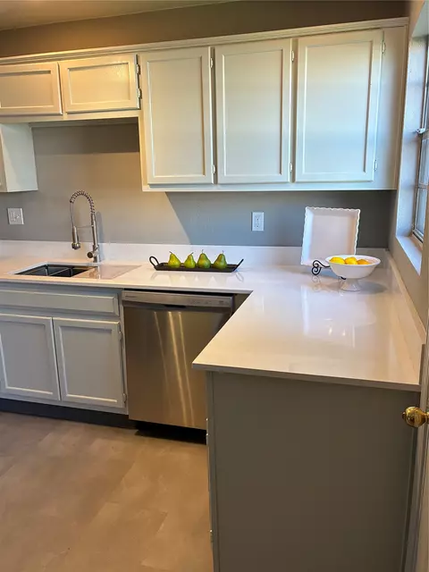 Kitchen - 1321 E 38th Place B, Tulsa, OK 74105 photo 3 of 3