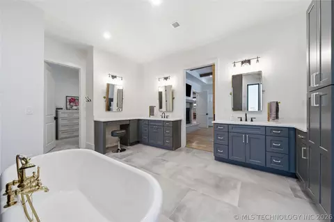 Bath - 17530 E Anthem Ridge Rd, Owasso, OK 74055 photo 3 of 17