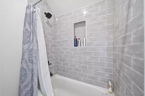 Bath - 17530 E Anthem Ridge Rd, Owasso, OK 74055 photo 15 of 17