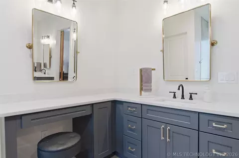Bath - 17530 E Anthem Ridge Rd, Owasso, OK 74055 photo 5 of 17