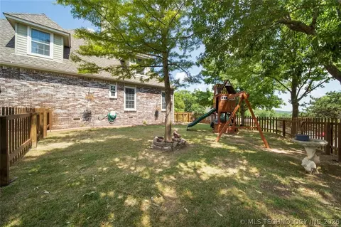 Exterior - 5541 E 77th St, Tulsa, OK 74136 photo 10 of 12