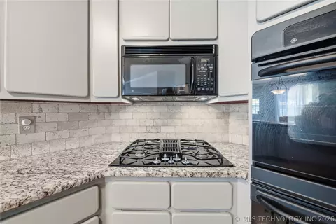 Kitchen - 5541 E 77th St, Tulsa, OK 74136 photo 4 of 5