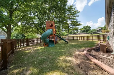 Exterior - 5541 E 77th St, Tulsa, OK 74136 photo 11 of 12
