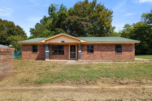 911 S K St, Hugo, OK 74743