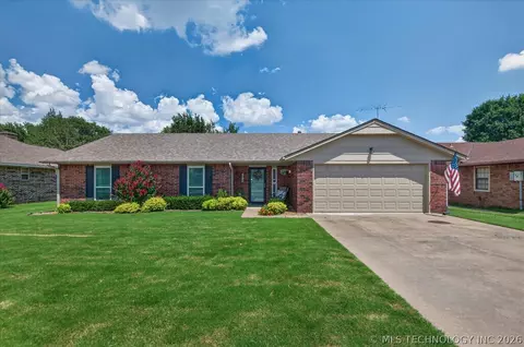 1918 Stonehenge Dr, Bartlesville, OK 74006