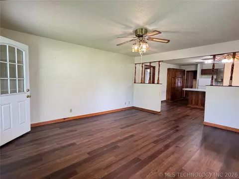 203 N E St, Yale, OK 74085 photo 2