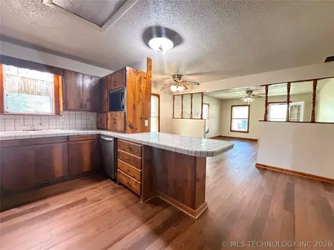 203 N E St, Yale, OK 74085 photo 3