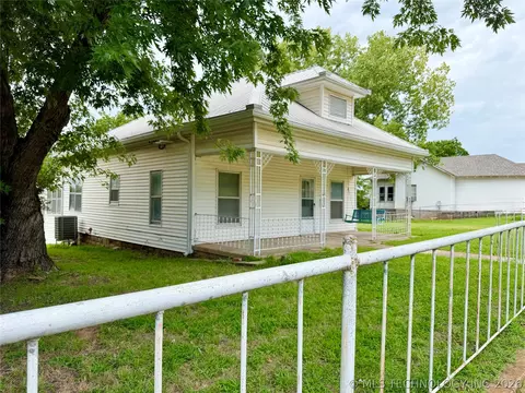 203 N E St, Yale, OK 74085 photo 4