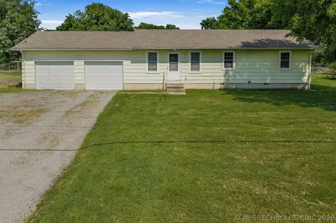 715 N Division St, Coweta, OK 74429
