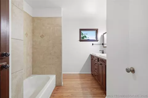 Bath - 2853 E 35th Pl, Tulsa, OK 74105 photo 6 of 10