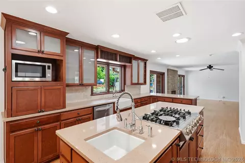 Kitchen - 2853 E 35th Pl, Tulsa, OK 74105 photo 4 of 9