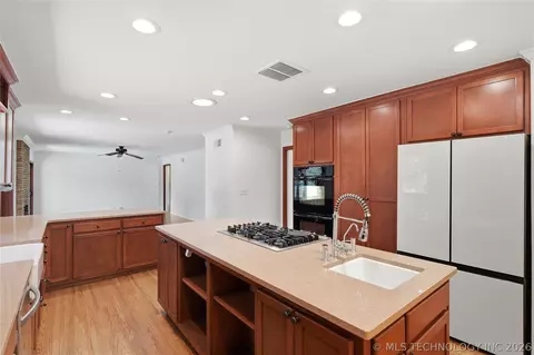 Kitchen - 2853 E 35th Pl, Tulsa, OK 74105 photo 6 of 9