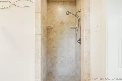 Bath - 2853 E 35th Pl, Tulsa, OK 74105 photo 3 of 10