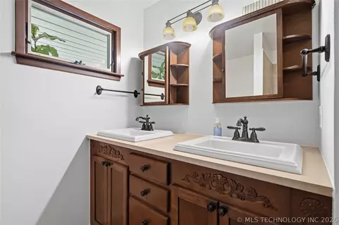 Bath - 2853 E 35th Pl, Tulsa, OK 74105 photo 5 of 10