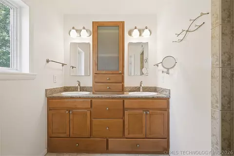 Bath - 2853 E 35th Pl, Tulsa, OK 74105 photo 1 of 10