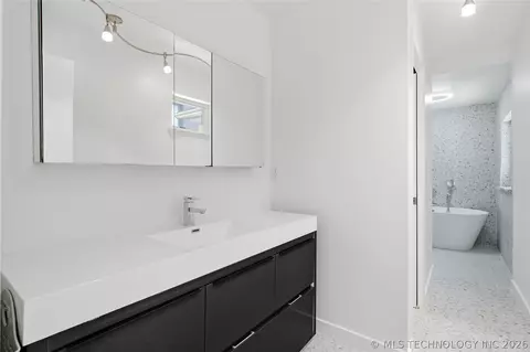 Bath - 2853 E 35th Pl, Tulsa, OK 74105 photo 7 of 10