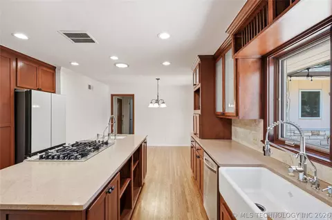 Kitchen - 2853 E 35th Pl, Tulsa, OK 74105 photo 7 of 9