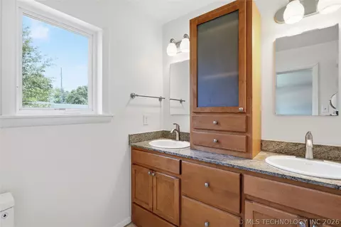 Bath - 2853 E 35th Pl, Tulsa, OK 74105 photo 2 of 10