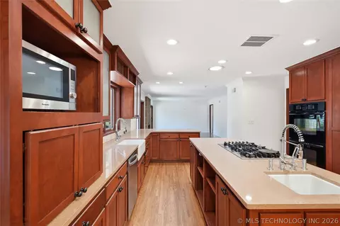 Kitchen - 2853 E 35th Pl, Tulsa, OK 74105 photo 5 of 9