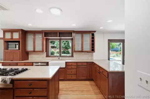 Kitchen - 2853 E 35th Pl, Tulsa, OK 74105 photo 8 of 9