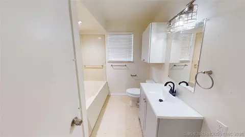 Bath - 817 E 15th, Ada, OK 74820 photo 2 of 8
