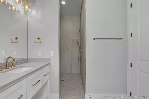 Bath - 6744 E 123rd St S, Bixby, OK 74008 photo 9 of 13