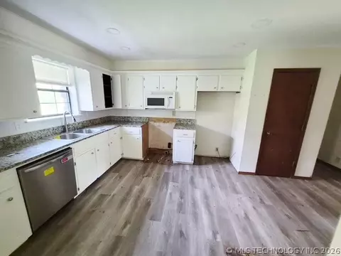 Kitchen - 196 Elm Dr, Pryor, OK 74361 photo 2 of 2