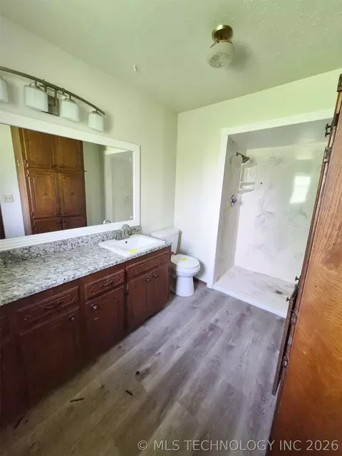 Bath - 196 Elm Dr, Pryor, OK 74361 photo 3 of 3