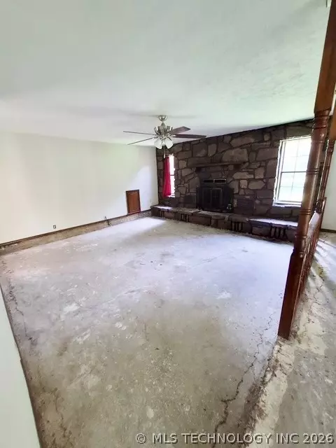 Living - 196 Elm Dr, Pryor, OK 74361 photo 3 of 4