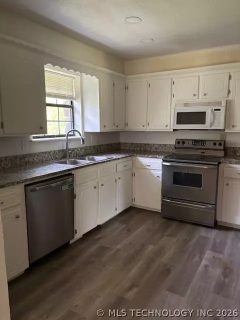 Kitchen - 196 Elm Dr, Pryor, OK 74361 photo 1 of 2