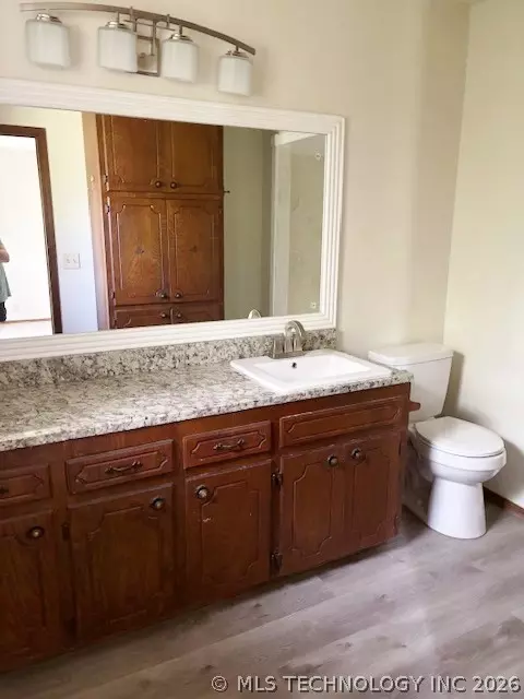 Bath - 196 Elm Dr, Pryor, OK 74361 photo 2 of 3