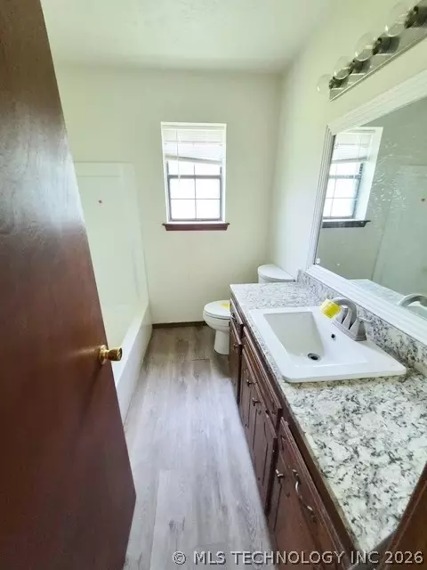 Bath - 196 Elm Dr, Pryor, OK 74361 photo 1 of 3