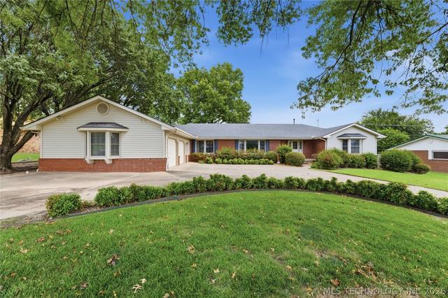 820 W Davis Dr, Nowata, OK 74048