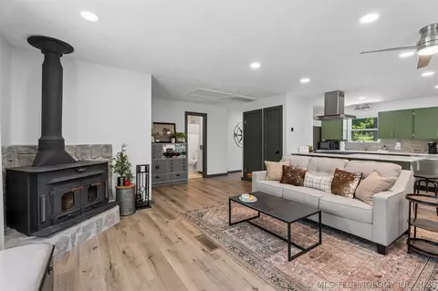 Living - 419027 E 1145 Rd, Checotah, OK 74426 photo 4 of 5