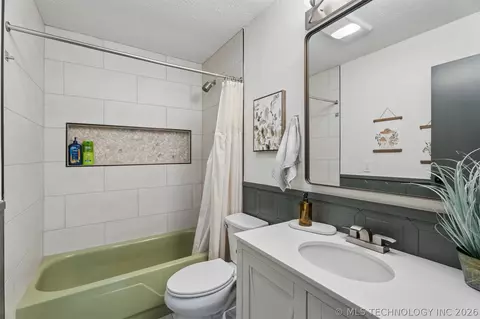 Bath - 419027 E 1145 Rd, Checotah, OK 74426 photo 4 of 7