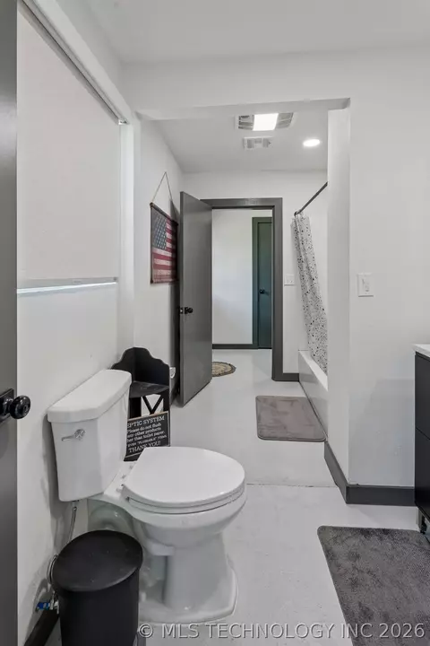 Bath - 419027 E 1145 Rd, Checotah, OK 74426 photo 7 of 7