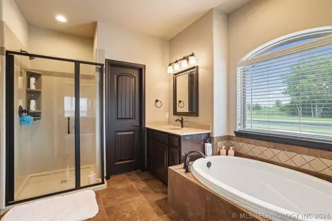 Bath - 3488 Bryan Rd, Durant, OK 74701 photo 2 of 3