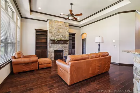 Living - 3488 Bryan Rd, Durant, OK 74701 photo 2 of 2