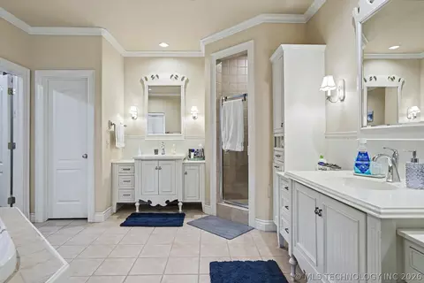 Bath - 7813 E 99th Pl, Tulsa, OK 74133 photo 2 of 5
