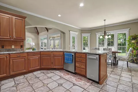 Kitchen - 7813 E 99th Pl, Tulsa, OK 74133 photo 5 of 5