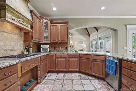 Kitchen - 7813 E 99th Pl, Tulsa, OK 74133 photo 2 of 5
