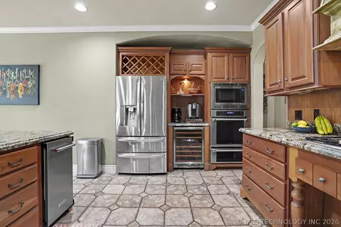 Kitchen - 7813 E 99th Pl, Tulsa, OK 74133 photo 3 of 5