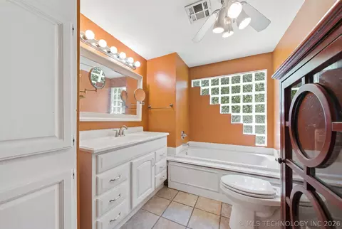 Bath - 61050 E 340 Rd, Grove, OK 74344 photo 2 of 2