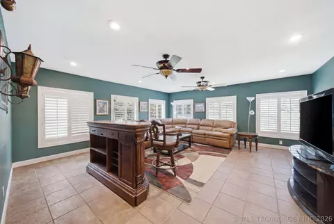 Living - 61050 E 340 Rd, Grove, OK 74344 photo 2 of 3