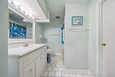 Bath - 61050 E 340 Rd, Grove, OK 74344 photo 1 of 2