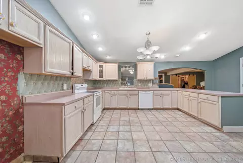 Kitchen - 61050 E 340 Rd, Grove, OK 74344 photo 2 of 3