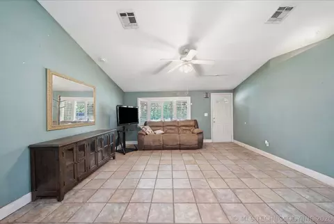 Living - 61050 E 340 Rd, Grove, OK 74344 photo 1 of 3